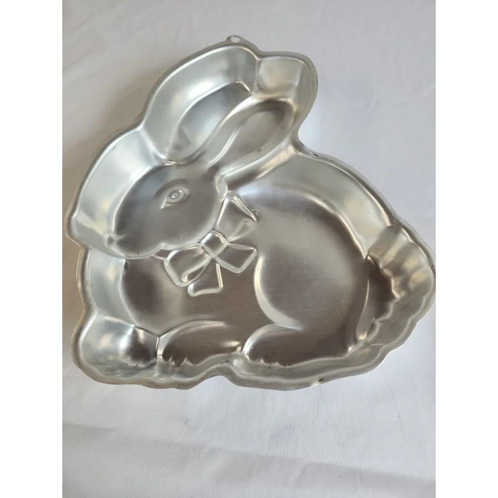 Vintage 2000 Wilton Easter Bunny Aluminum Cake Pan‎